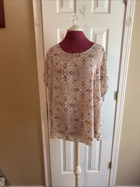 Maurices Cream Brown Geometric Short Sleeve 1X